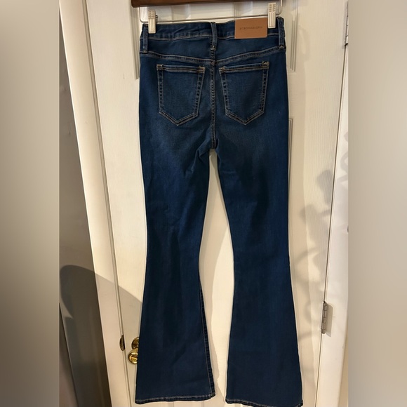 NWT BCBG MAX AZRIA Dark Wash Flare Jeans size 25 (runs small) - Picture 4 of 7